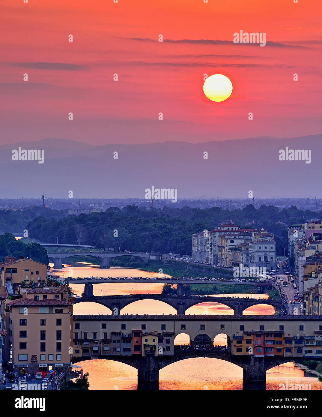Coucher du soleil sur le Ponte Vecchio, Florence, Italie Banque D'Images