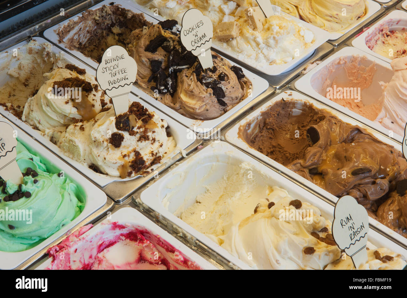 Sélection de saveurs de crème glacée Crème glacée - Portsoy, Aberdeenshire, Ecosse. Banque D'Images