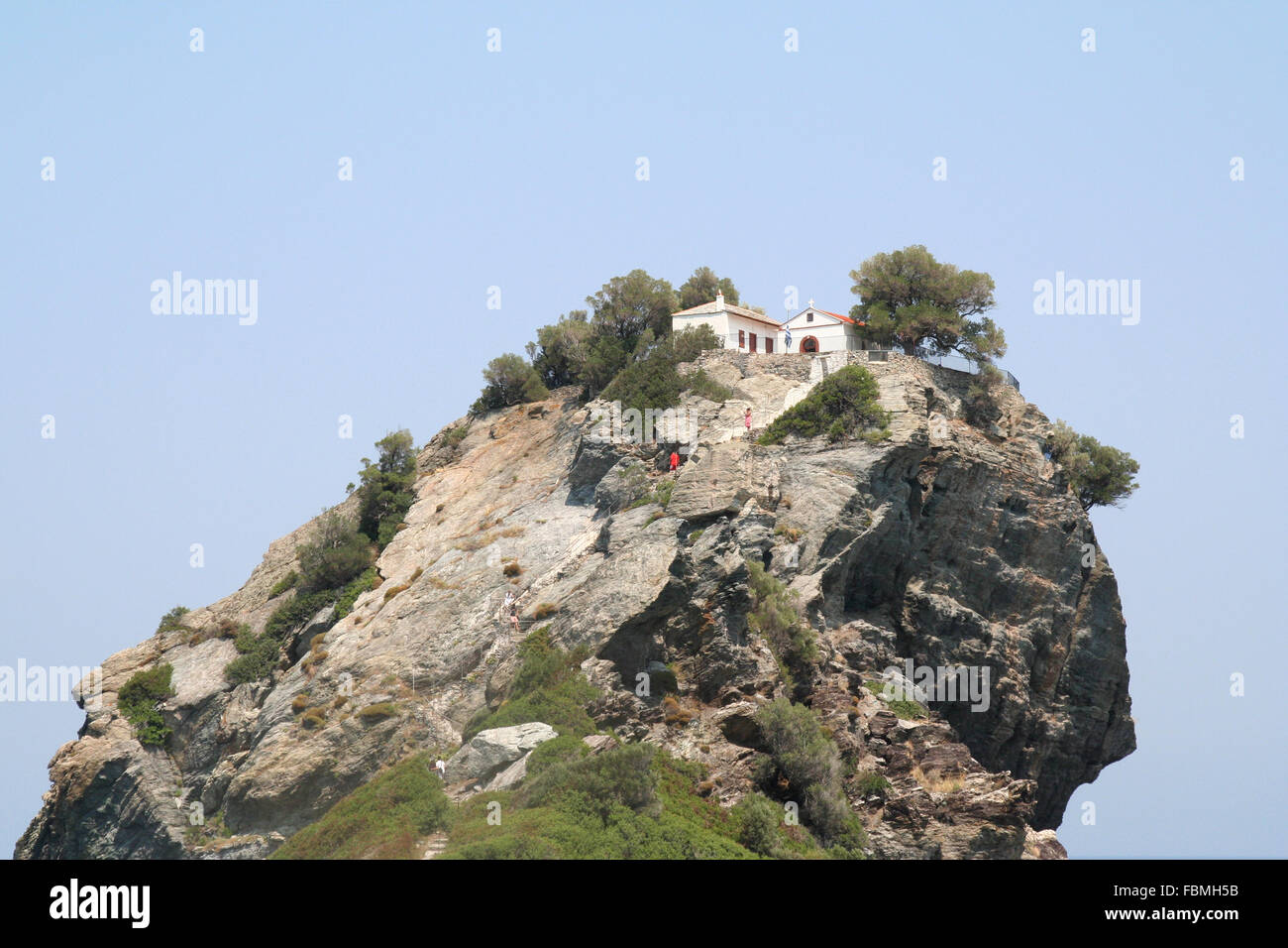 En vedette dans la vedette de cinéma 'Mamma Mia', le chaple de St Jean le Baptiste est situé au sommet d'un rocher sur l'île grecque de Skopelos. Banque D'Images