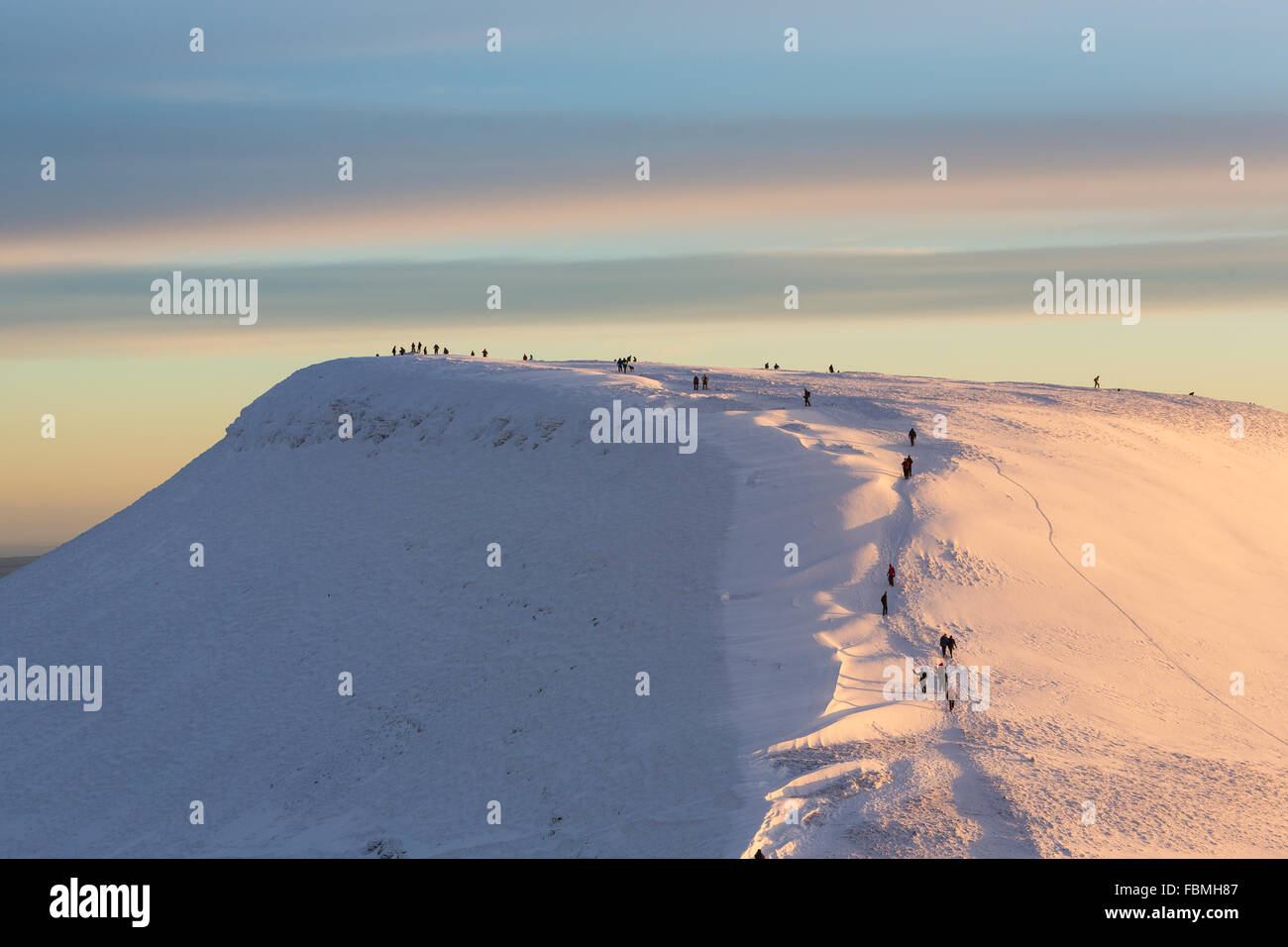 Tôt le matin, les randonneurs d'hiver de l'échelle du sommet Pen Y Fan dans le parc national de Brecon Beacons, le Pays de Galles Banque D'Images