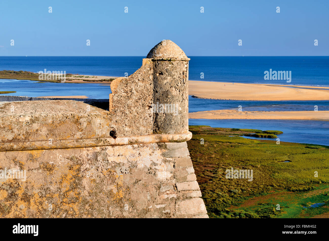 Portugal : Détail de la forteresse de Cacela Velha avec vue sur l'océan à Ria Formosa Banque D'Images