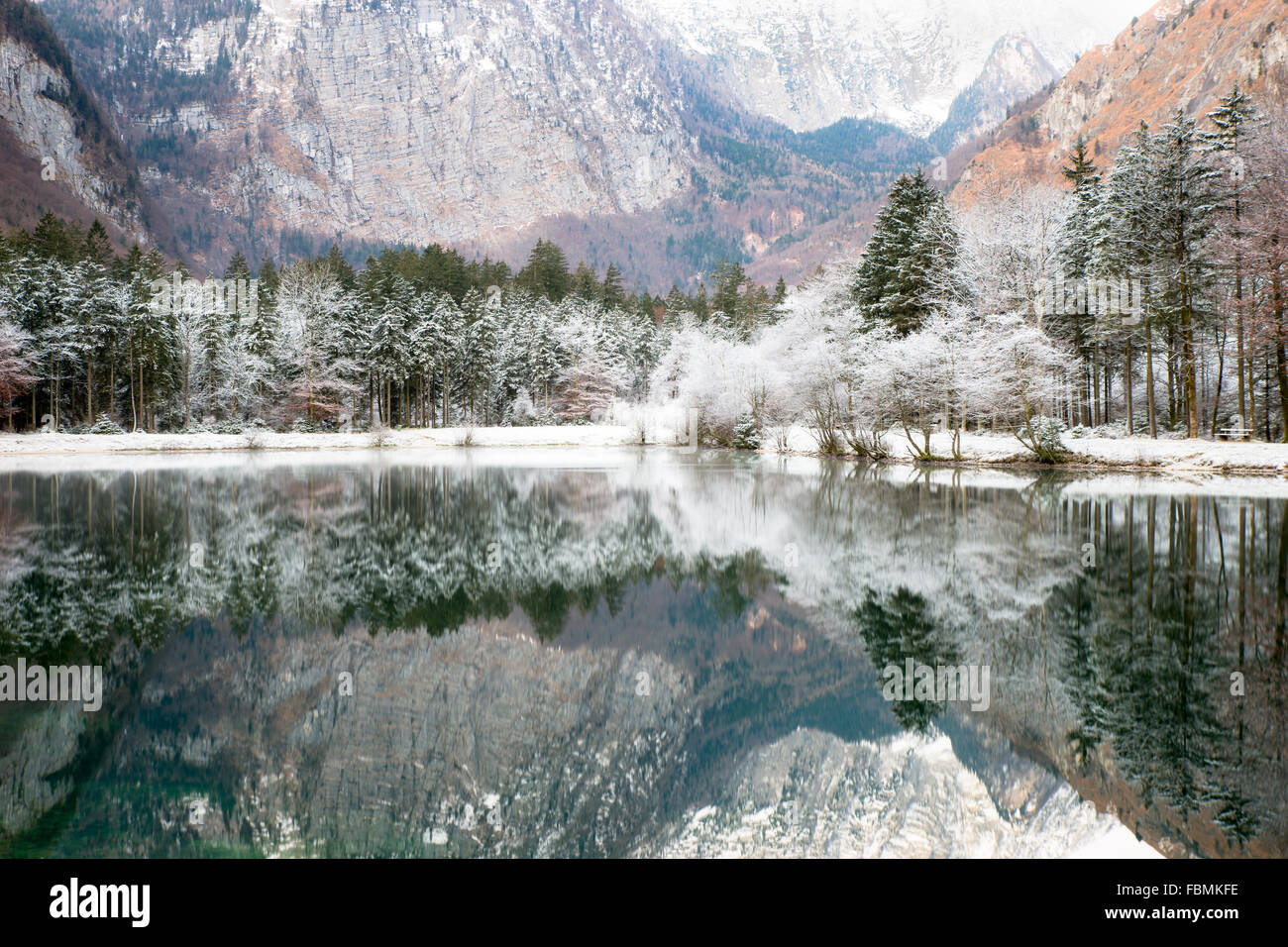 Lac de montagne en hiver près de Salzbourg, Autriche Banque D'Images