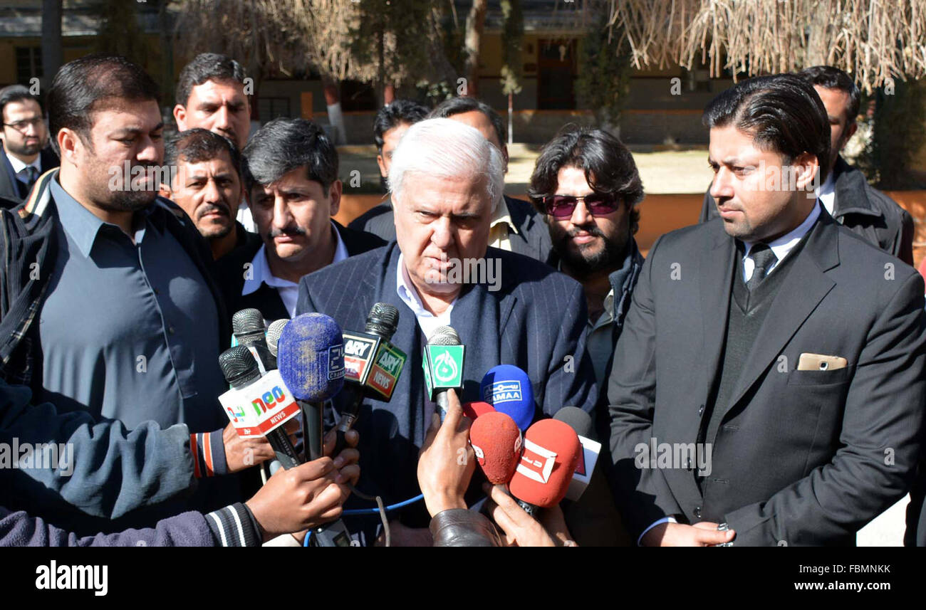 Quetta. 18 janvier, 2016. L'ancien ministre de l'intérieur pakistanais Aftab Ahmad Khan Sherpao (avant C) parle aux médias après une audience dans le sud-ouest du Pakistan Quetta, le 18 janvier 2016. Une cour au Pakistan a acquitté l'ancien président Pervez Musharraf le lundi dans l'affaire de meurtre d'un aîné tribal, ses avocats dit. Credit : Asad/Xinhua/Alamy Live News Banque D'Images