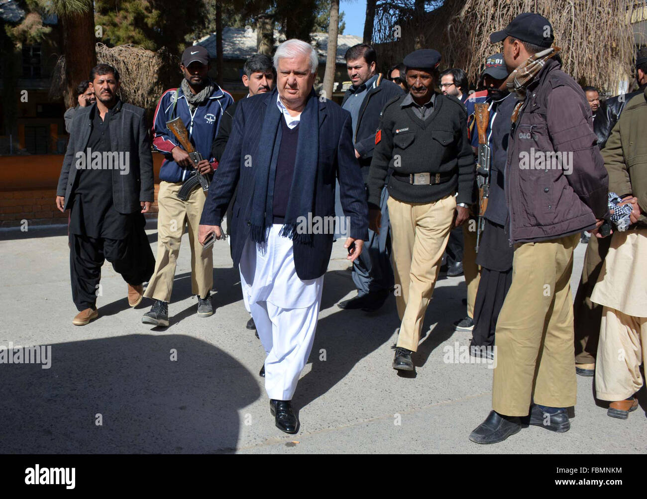 Quetta. 18 janvier, 2016. L'ancien ministre de l'intérieur pakistanais Aftab Ahmad Khan Sherpao (avant C) quitte le terrain après une audience dans le sud-ouest du Pakistan Quetta, le 18 janvier 2016. Une cour au Pakistan a acquitté l'ancien président Pervez Musharraf le lundi dans l'affaire de meurtre d'un aîné tribal, ses avocats dit. Credit : Asad/Xinhua/Alamy Live News Banque D'Images