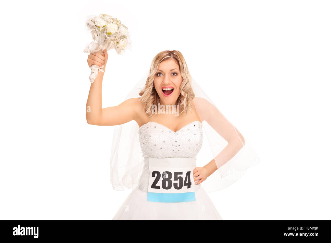 Portrait d'une jeune mariée avec un numéro de course tenant une fleur mariage isolé sur fond blanc Banque D'Images