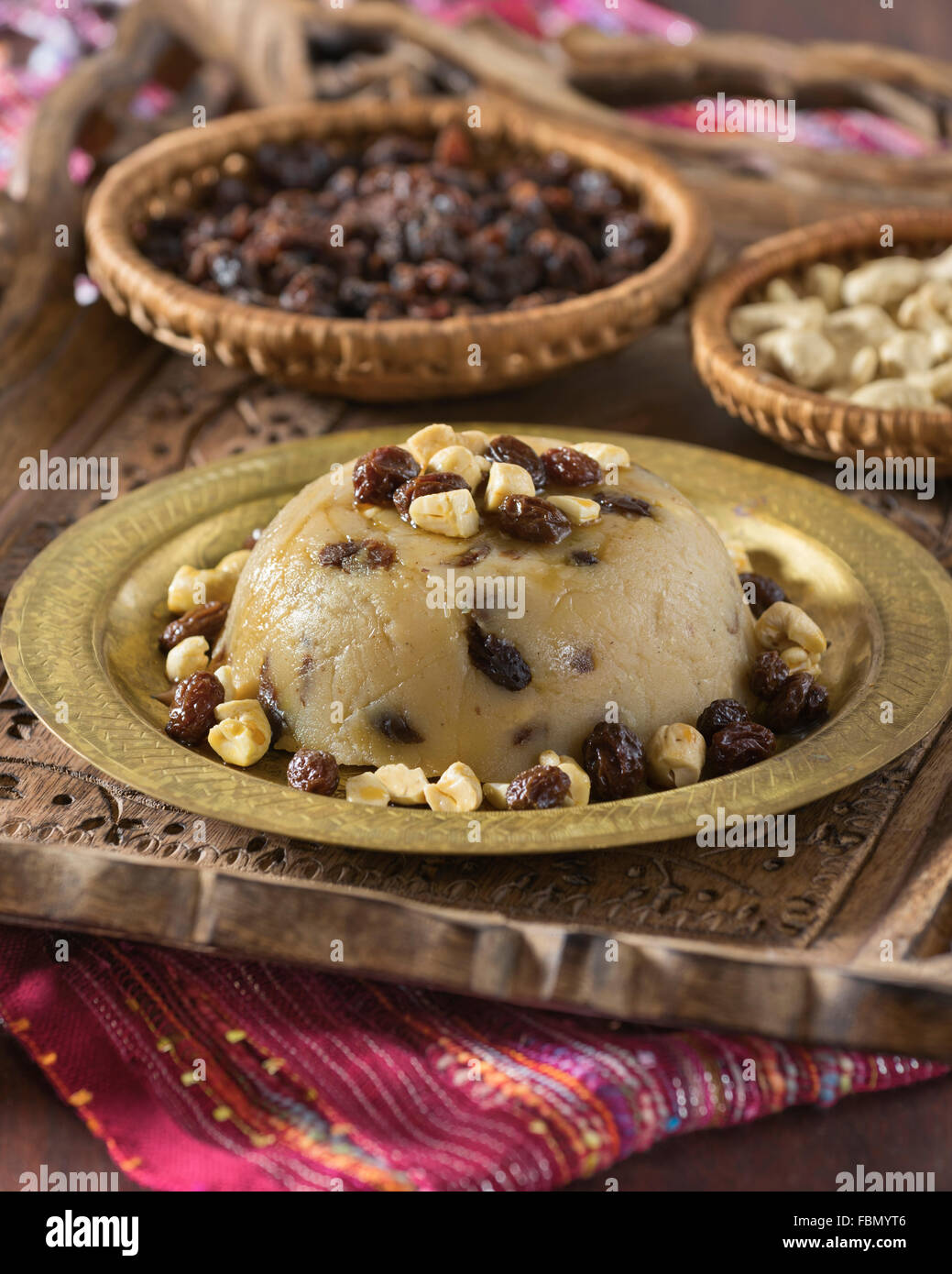 Sheera. La semoule dessert aux noix de cajou et les raisins secs. L'alimentation de l'Inde Banque D'Images