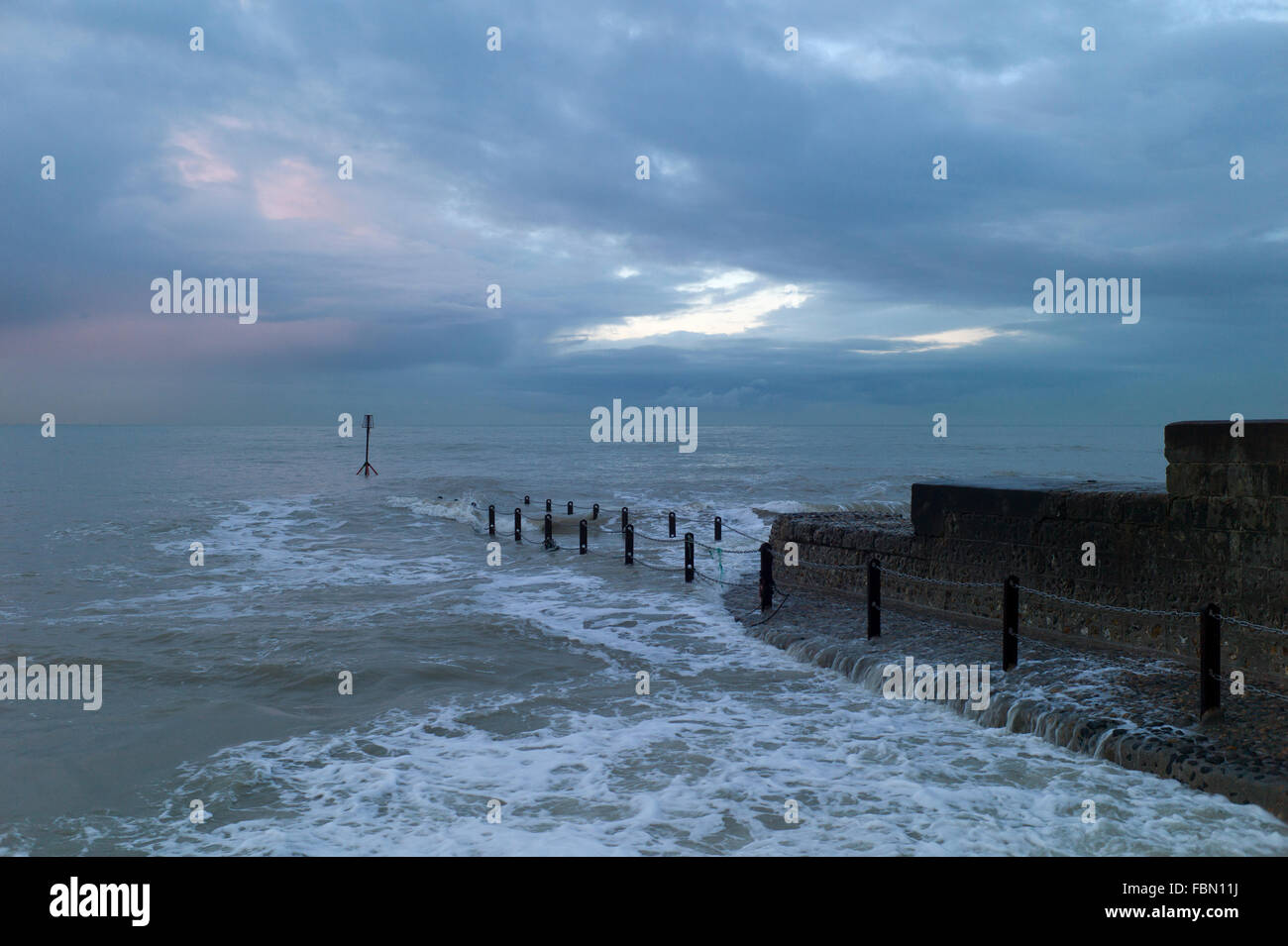 Vagues se brisant sur épi, dawn skies, Hove, UK Banque D'Images