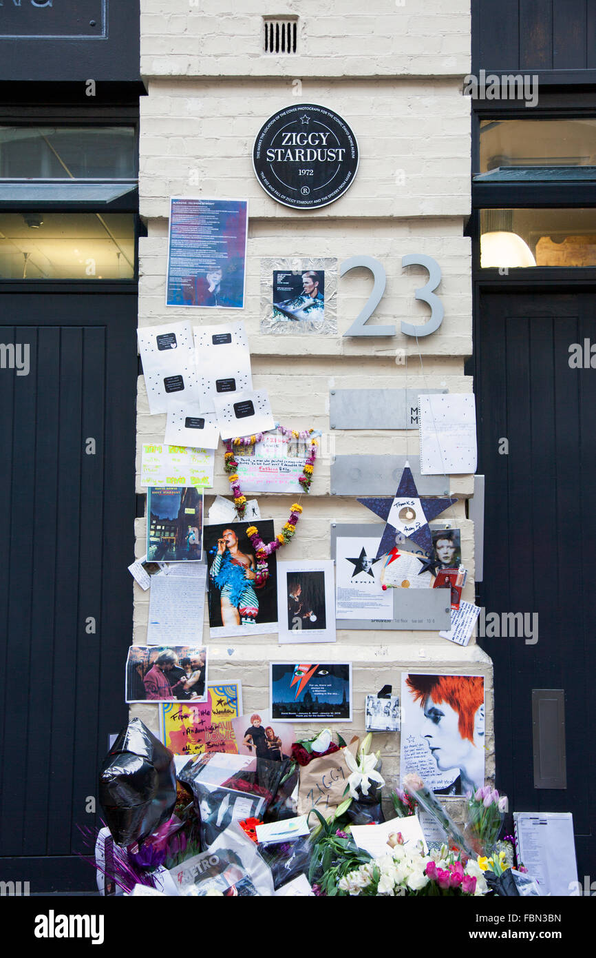Londres, Royaume-Uni. 18 janvier 2015. Fans déposent des fleurs et laisser des messages sur Heddon Street après le décès inattendu de musicien et acteur David Bowie le 10 janvier. Le culte marque l'emplacement de la photo de la couverture de l'album 1972 Bowie la montée et la chute de Ziggy Stardust. Credit : Nathaniel Noir/Alamy Live News Banque D'Images