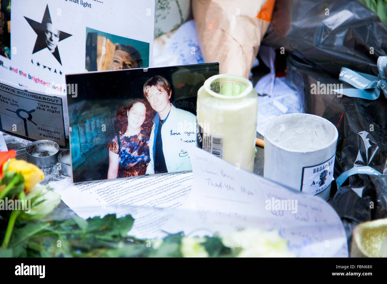 Londres, Royaume-Uni. 18 janvier 2015. Fans déposent des fleurs et laisser des messages sur Heddon Street après le décès inattendu de musicien et acteur David Bowie le 10 janvier. Le culte marque l'emplacement de la photo de la couverture de l'album 1972 Bowie la montée et la chute de Ziggy Stardust. Credit : Nathaniel Noir/Alamy Live News Banque D'Images
