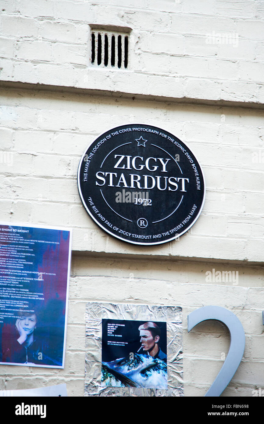 Londres, Royaume-Uni. 18 janvier 2015. Fans déposent des fleurs et laisser des messages sur Heddon Street après le décès inattendu de musicien et acteur David Bowie le 10 janvier. Le culte marque l'emplacement de la photo de la couverture de l'album 1972 Bowie la montée et la chute de Ziggy Stardust. Credit : Nathaniel Noir/Alamy Live News Banque D'Images