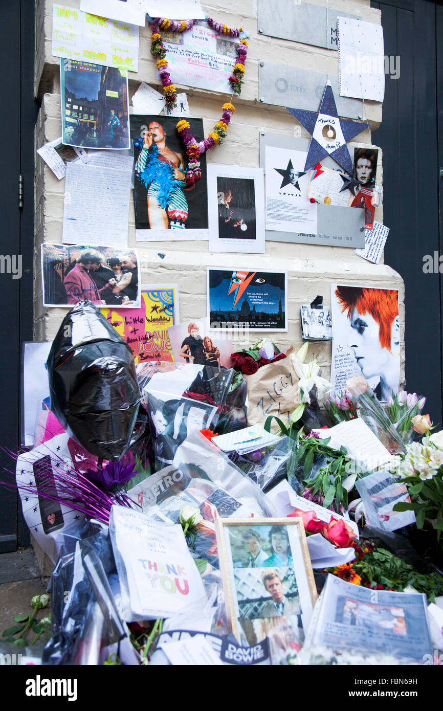Londres, Royaume-Uni. 18 janvier 2015. Fans déposent des fleurs et laisser des messages sur Heddon Street après le décès inattendu de musicien et acteur David Bowie le 10 janvier. Le culte marque l'emplacement de la photo de la couverture de l'album 1972 Bowie la montée et la chute de Ziggy Stardust. Credit : Nathaniel Noir/Alamy Live News Banque D'Images