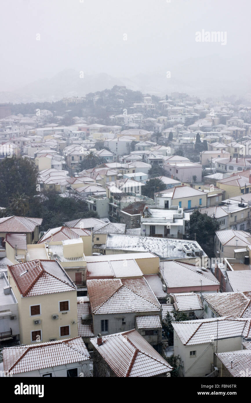 Myrina city street market (premier plan), banlieue de CHASS (milieu) et la forteresse de Dabia loin recouvert de neige. L'île de Limnos, Grèce Banque D'Images