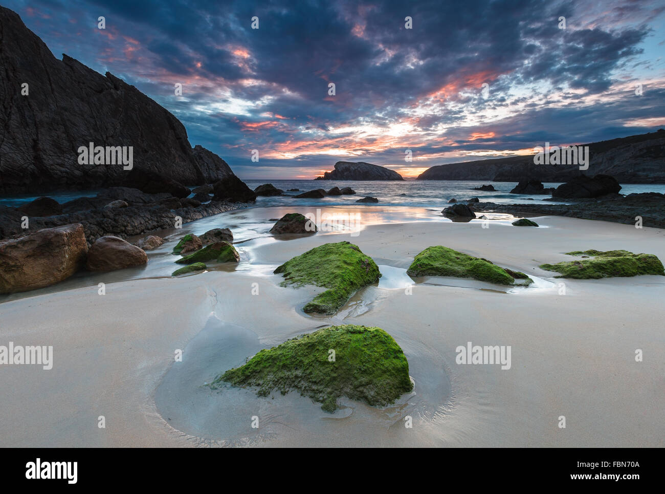 Arnia Beach par sunrise, Liencres, Pielagos, Cantabrie, Espagne. Banque D'Images