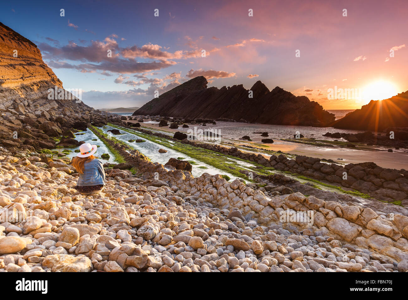 Une jeune femme de race blanche à El Madero beach par le crépuscule. Liencres, Cantabrie, Espagne. Banque D'Images