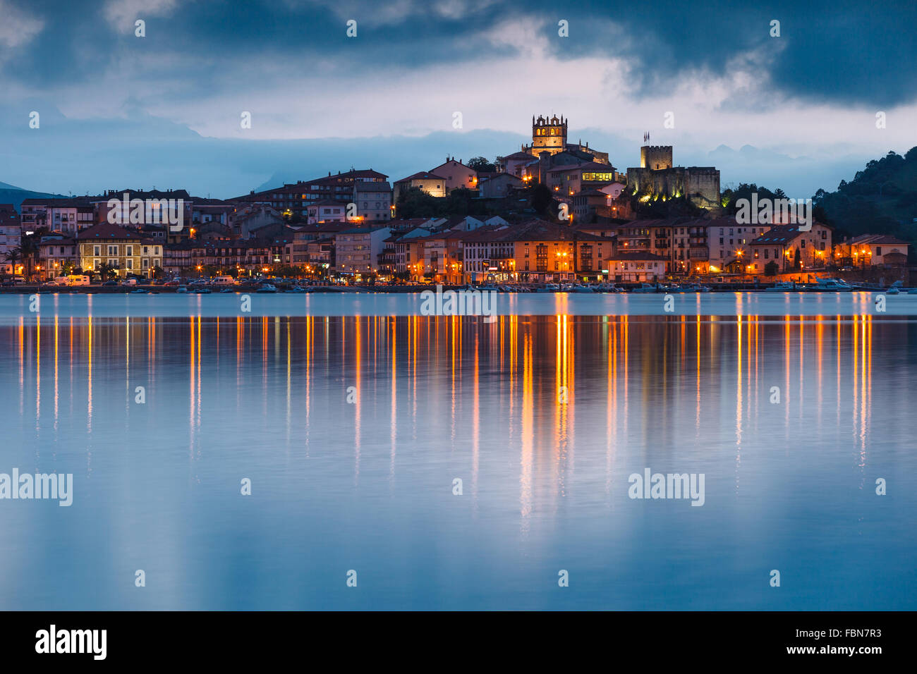 San Vicente de la Barquera et la gamme des Picos de Europa au crépuscule. Cantabria, Espagne. Banque D'Images