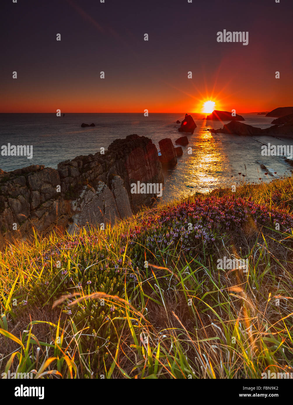 Costa Quebrada par sunrise, la Arnia, Liencres, Pielagos, Cantabrie, Espagne. Banque D'Images