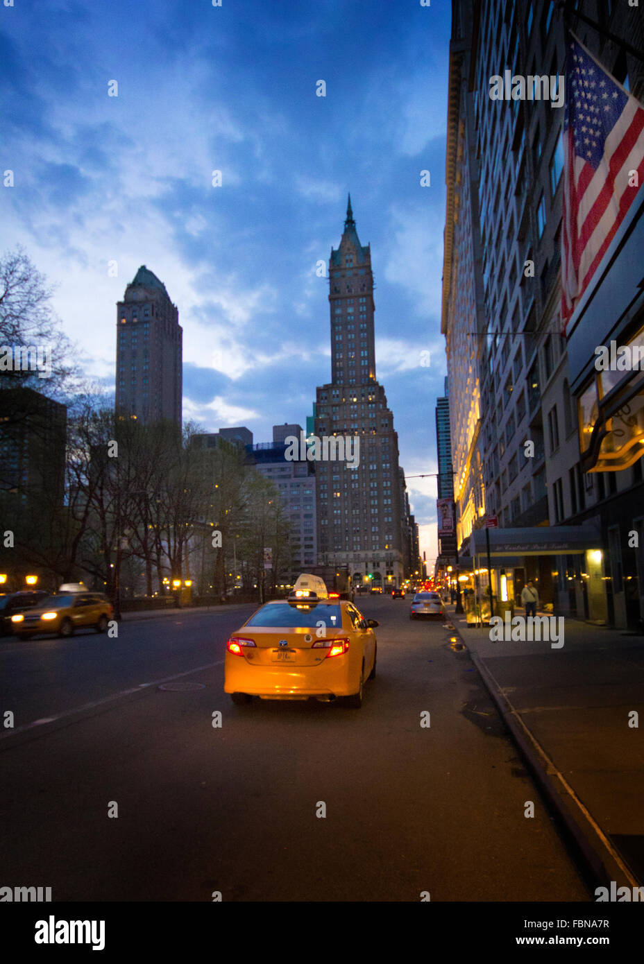 Yellow Cab sur Park Avenue, New York City at Night Banque D'Images
