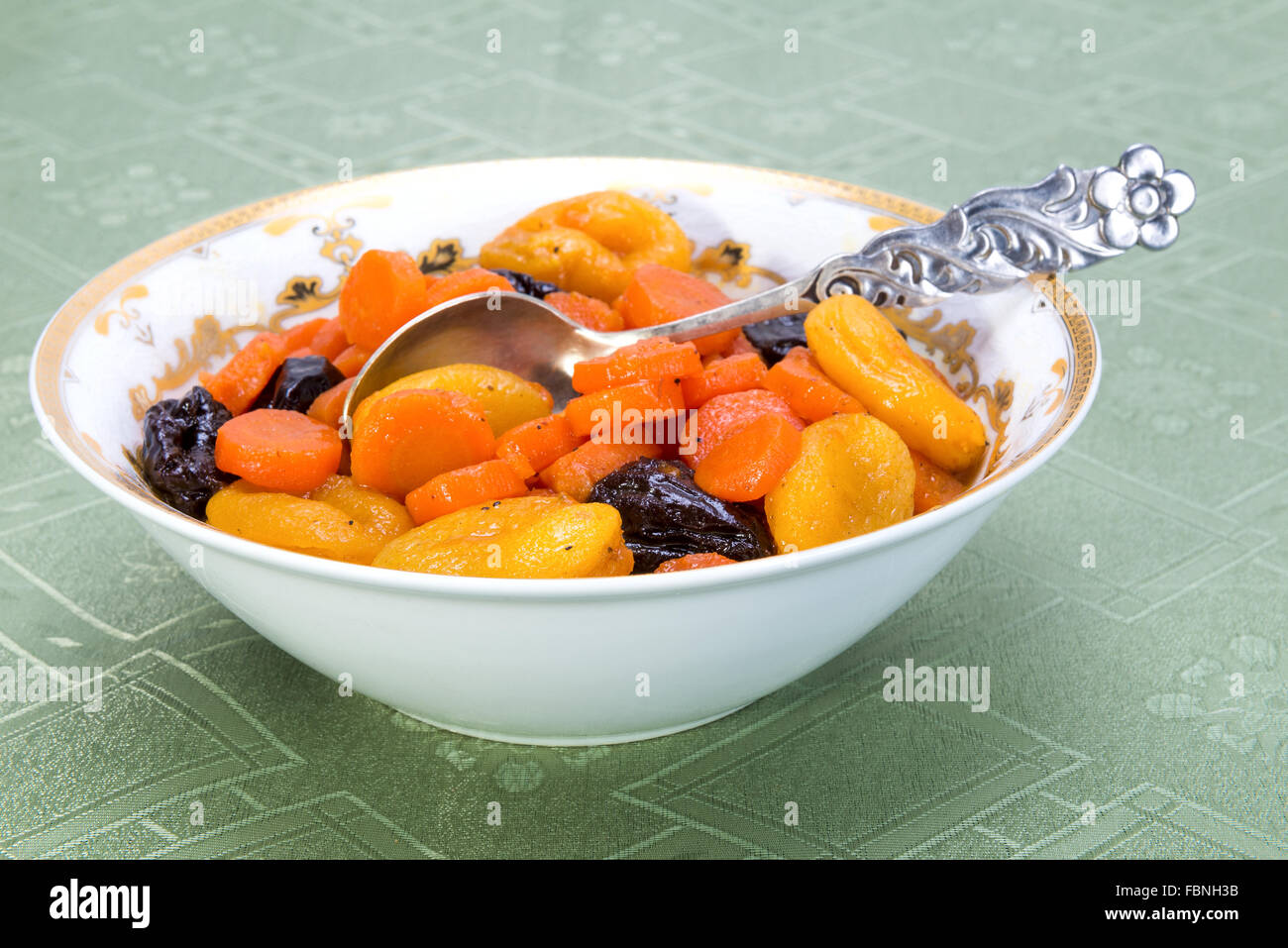 Un juif ashkénaze traditionnel plat sucré, composé de carottes, de compote de fruits secs, de miel et d'épices. Banque D'Images