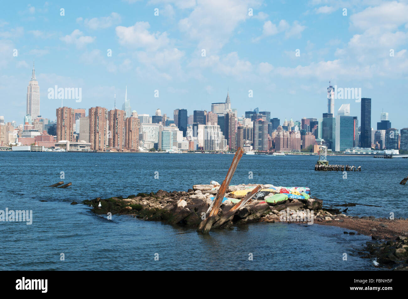 États-unis d'Amérique : l'horizon de New York vu de Brooklyn, East River Banque D'Images
