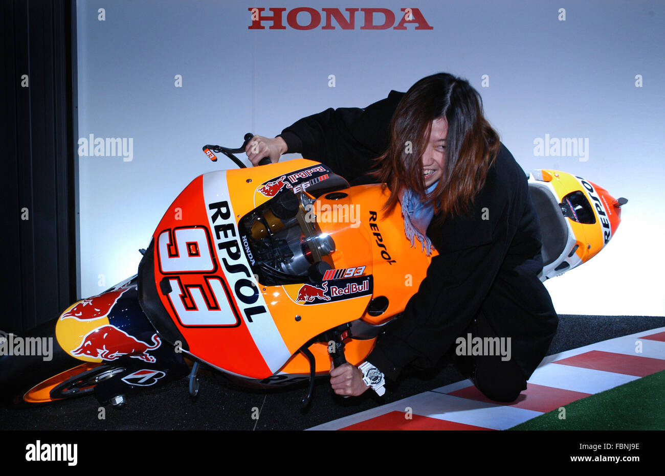 Tokyo, Japon. 15 Jan, 2016. Sydney Tan de Malasia pose pour une photo lors du Tokyo Auto Salon le vendredi 15 janvier 2016. La Tasmanie est l'un des plus grands et location de voiture personnalisé annuel-produit lié à l'exposition au Japon. TAS aussi inviter les élèves de cinquième année à l'école voisine. TAS veulent donner aux étudiants une occasion d'en apprendre davantage sur le monde de l'automobile qui est un secteur clé dans le pays. Photo par : Ramiro Agustin Vargas Tabares. © Ramiro Agustin Vargas Tabares/ZUMA/Alamy Fil Live News Banque D'Images