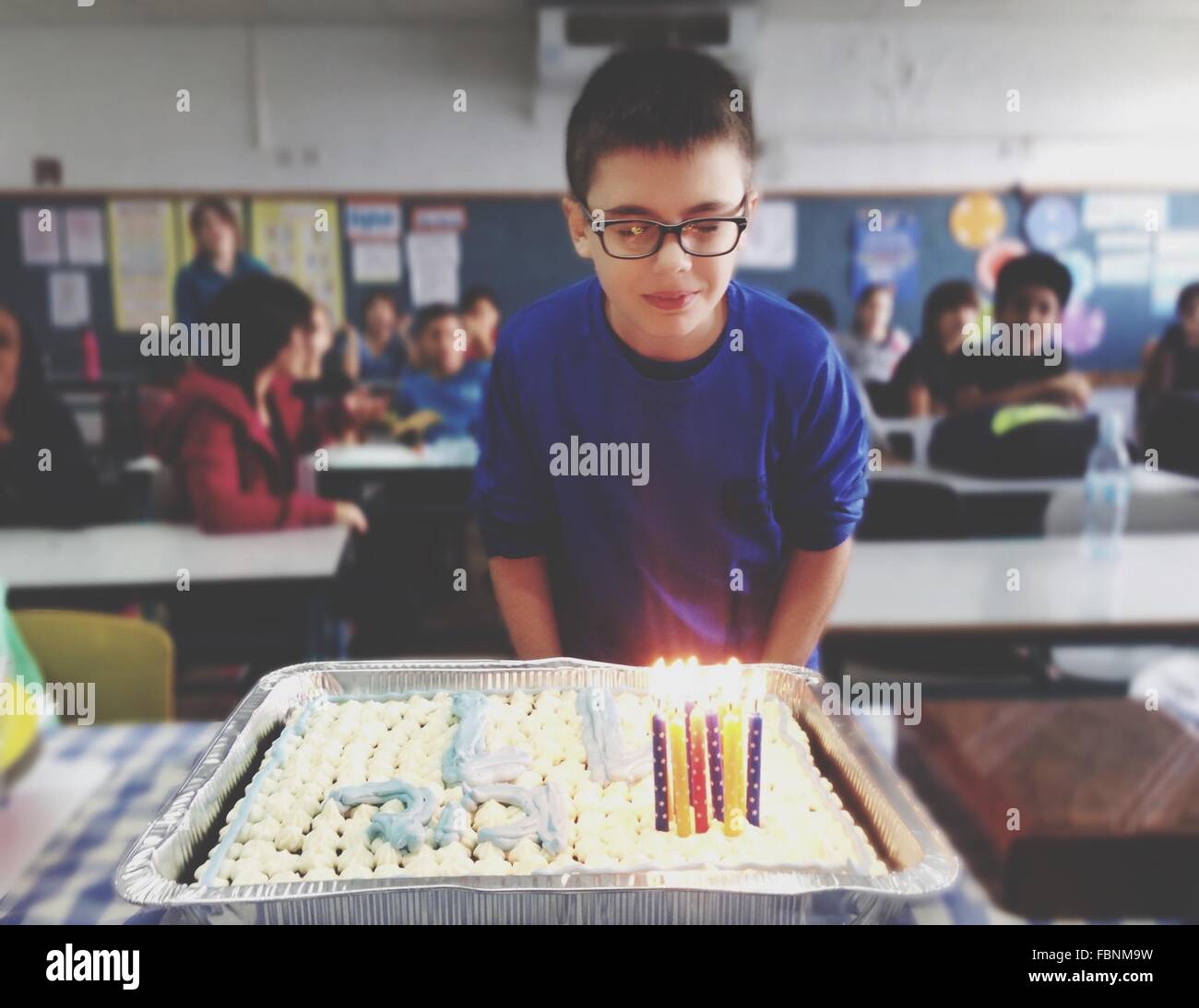 Anniversaire Garcon Debout En Face De Gateau Allume En Classe Photo Stock Alamy