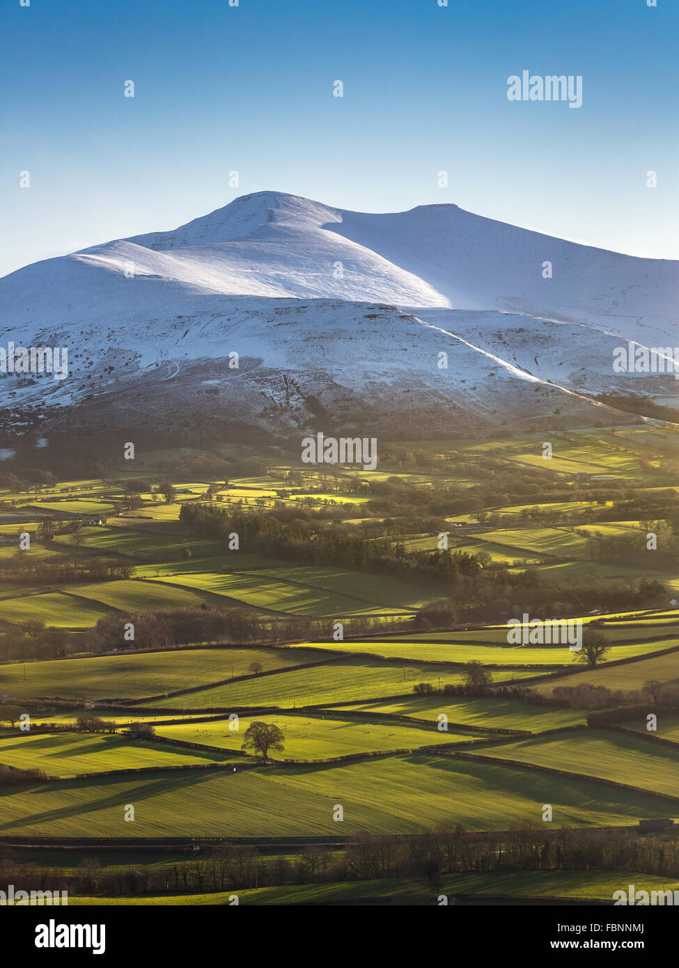 L'hiver et la neige arrive enfin sur les Brecon Beacons au Pays de Galles. Vues de l'ensemble de la campagne vallonnée, Cradoc au coucher du soleil, towa Banque D'Images