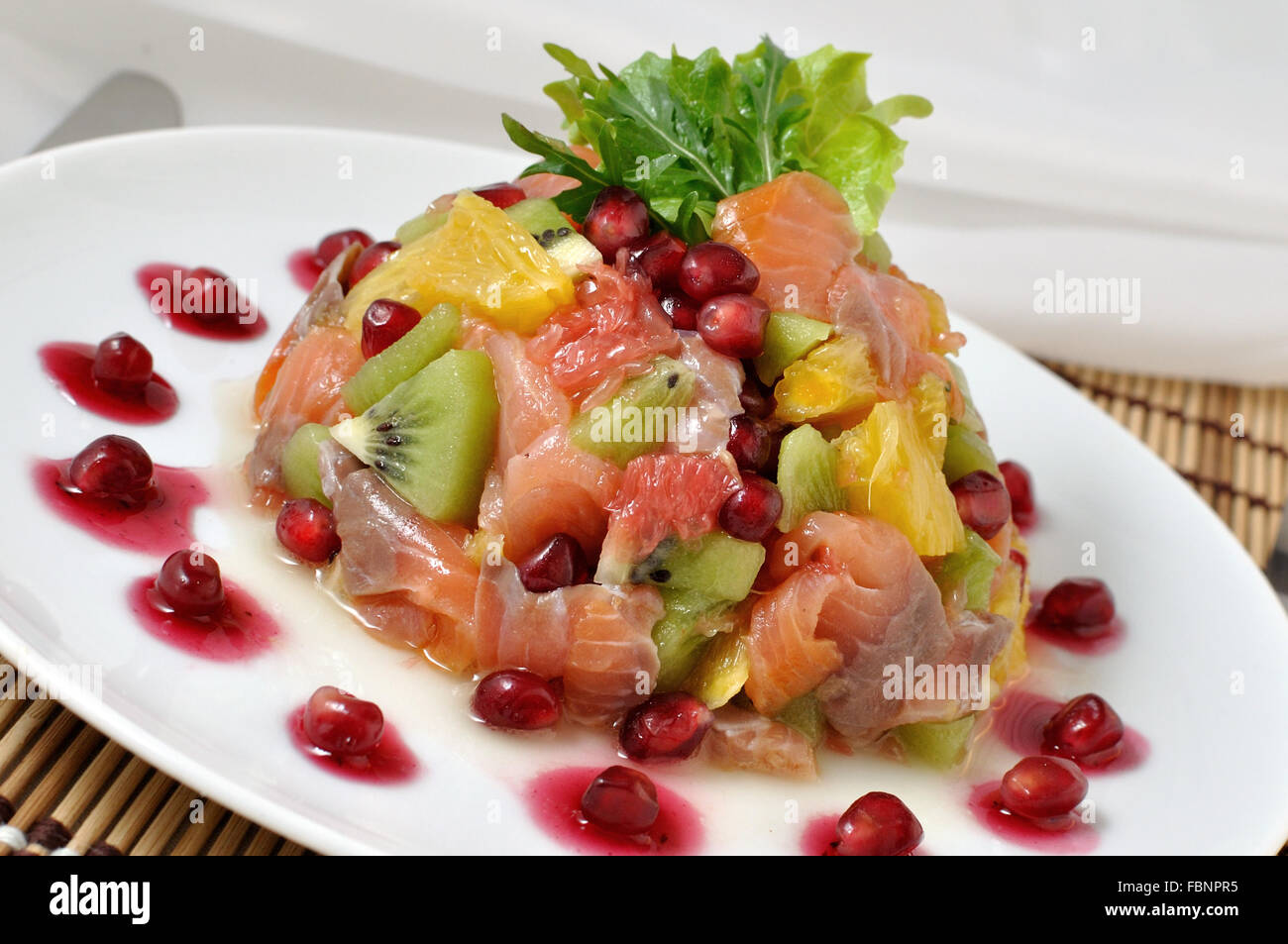 Avec le saumon Salade de fruits différents et Grenade Banque D'Images