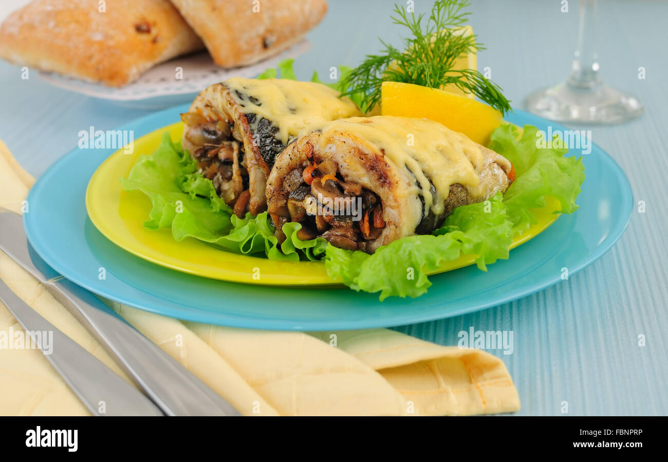 Filet de hareng cuit avec des champignons et fromage Banque D'Images
