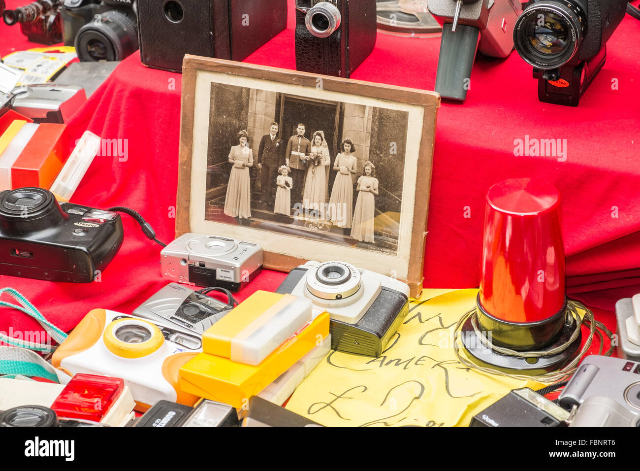Les caméras et une vieille photo de mariage, décroche à Brick Lane Market, Tower Hamlets, East London, Angleterre Banque D'Images