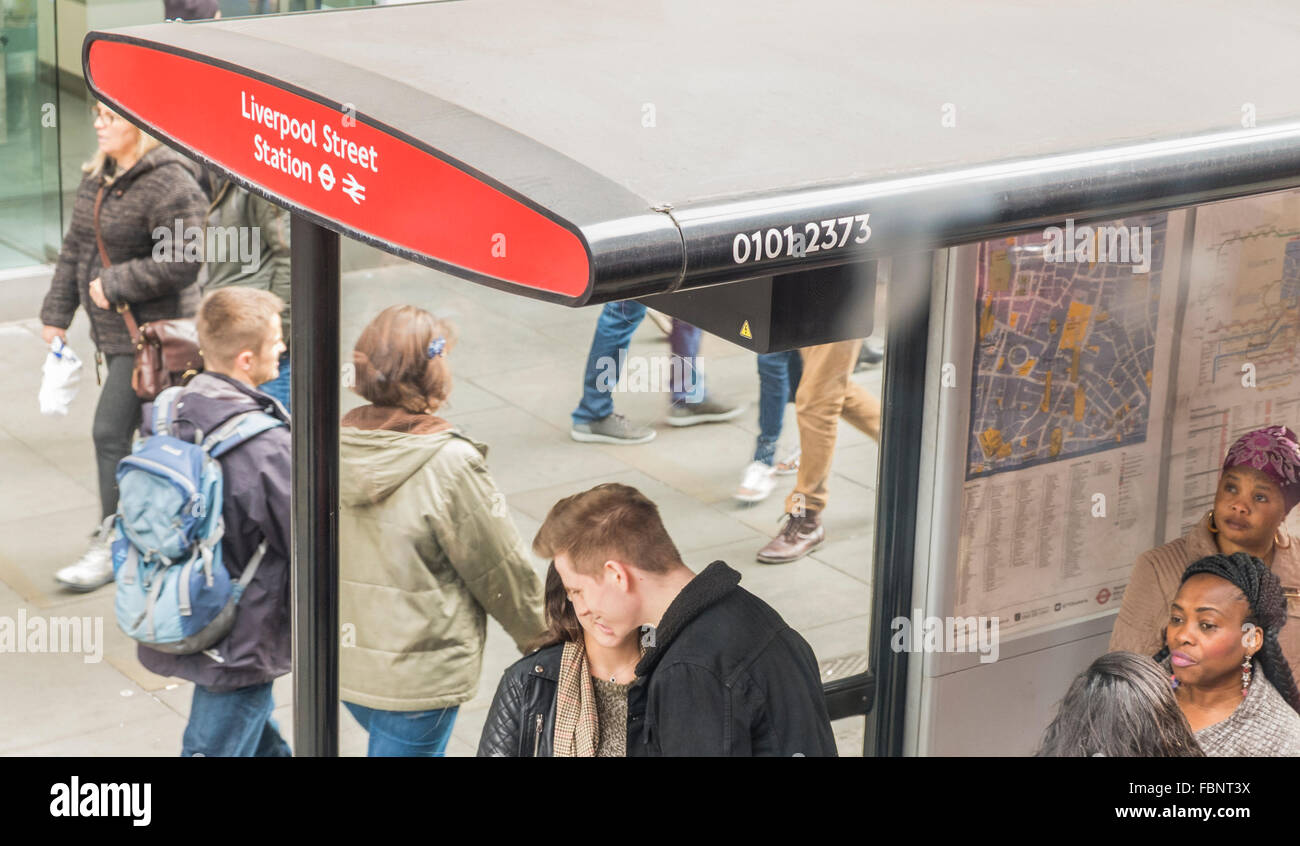Les passagers en attente d'un bus à la gare de Liverpool Street, Londres, Angleterre Banque D'Images