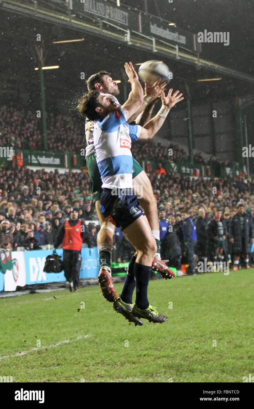 Welford Road, Leicester, UK. 16 janvier, 2016. La Coupe des champions européens. Leicester Tigers contre Trévise. Thompstone Adam de Leicester Tigers et Jayden Hayward de Trévise rendez arial de défi pour la balle haute. © Plus Sport Action/Alamy Live News Banque D'Images