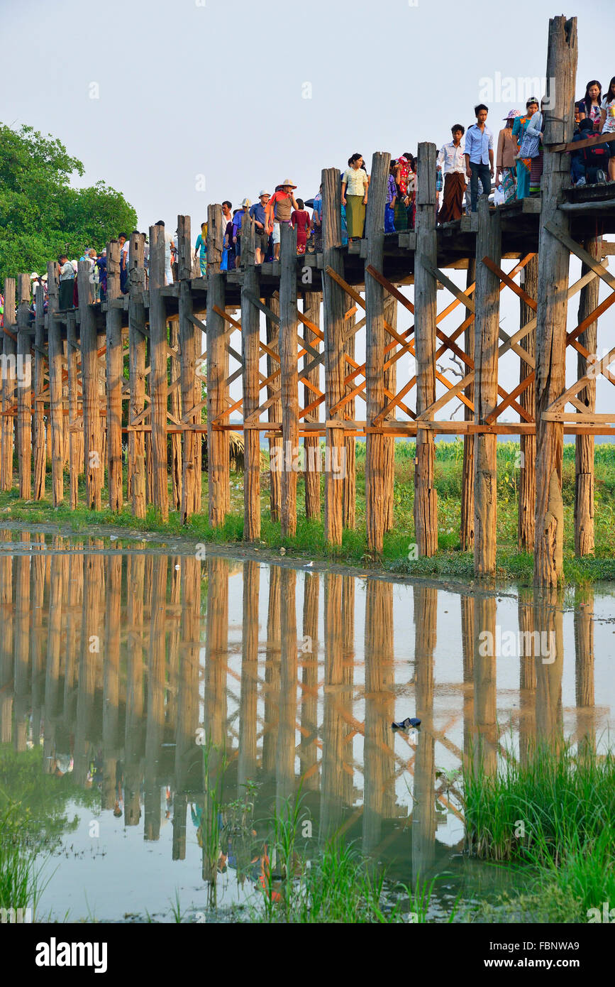 Visiteurs et touristes traversant le célèbre U Bein 1.2km pont de bois qui enjambe le lac Taungthaman près de Amarapura, Myanmar,(Birmanie), en Asie du sud-est Banque D'Images