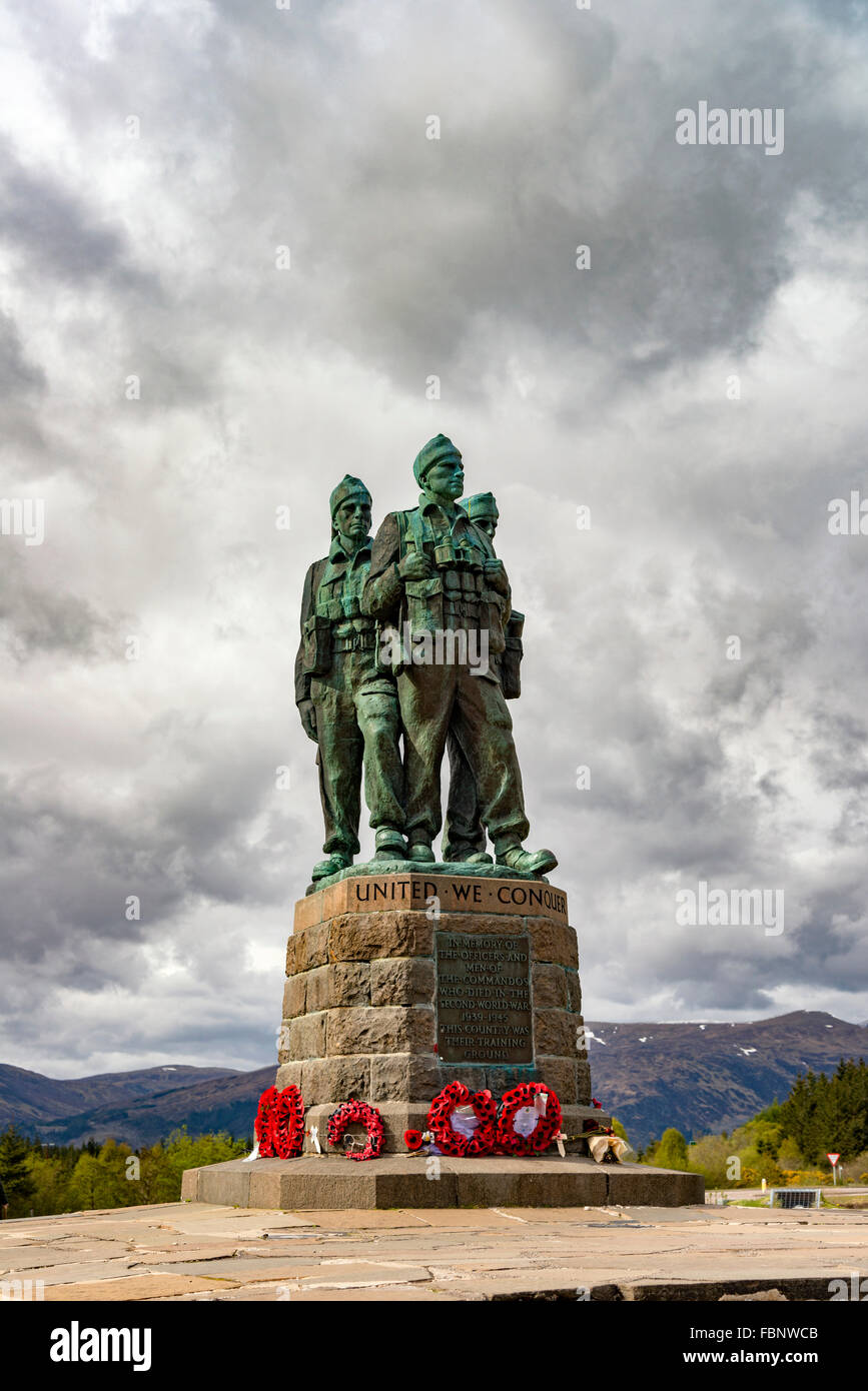 Des couronnes du jour du Souvenir au monument de commando, près de Spean Bridge, en Écosse Banque D'Images