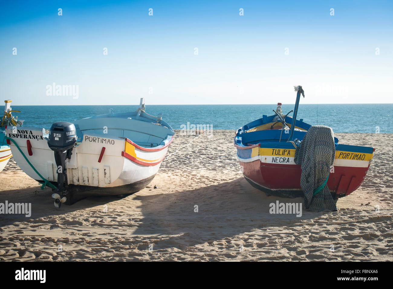 Les bateaux de pêche portugais traditionnels sur la plage à Armaco dans l'Algarve, au Portugal. Banque D'Images