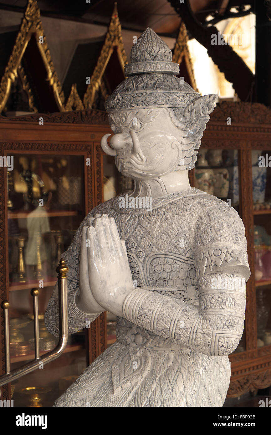 Portrait d'un géant (gardien du temple), l'ensemble du temple de Wat indraviharn, Bangkok, Thailande, Asie. Banque D'Images
