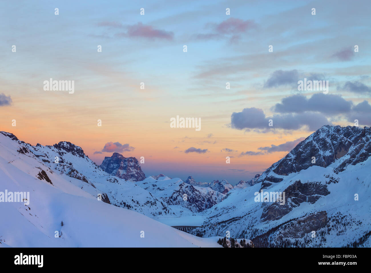 Le coucher du soleil, le lever du soleil dans les Alpes - station de ski européenne Banque D'Images