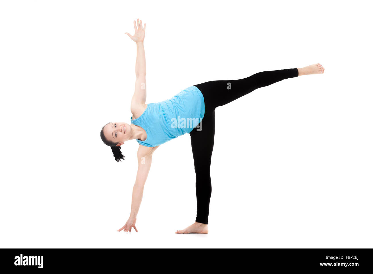 Yogi girl sur fond blanc dans des exercices de posture yoga ardha chandrasana (demi-lune) Banque D'Images