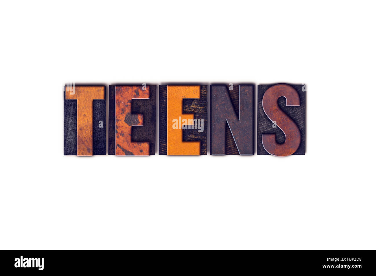 Le mot 'Teens' écrit en police de caractère, en bois vintage isolé sur fond blanc. Banque D'Images