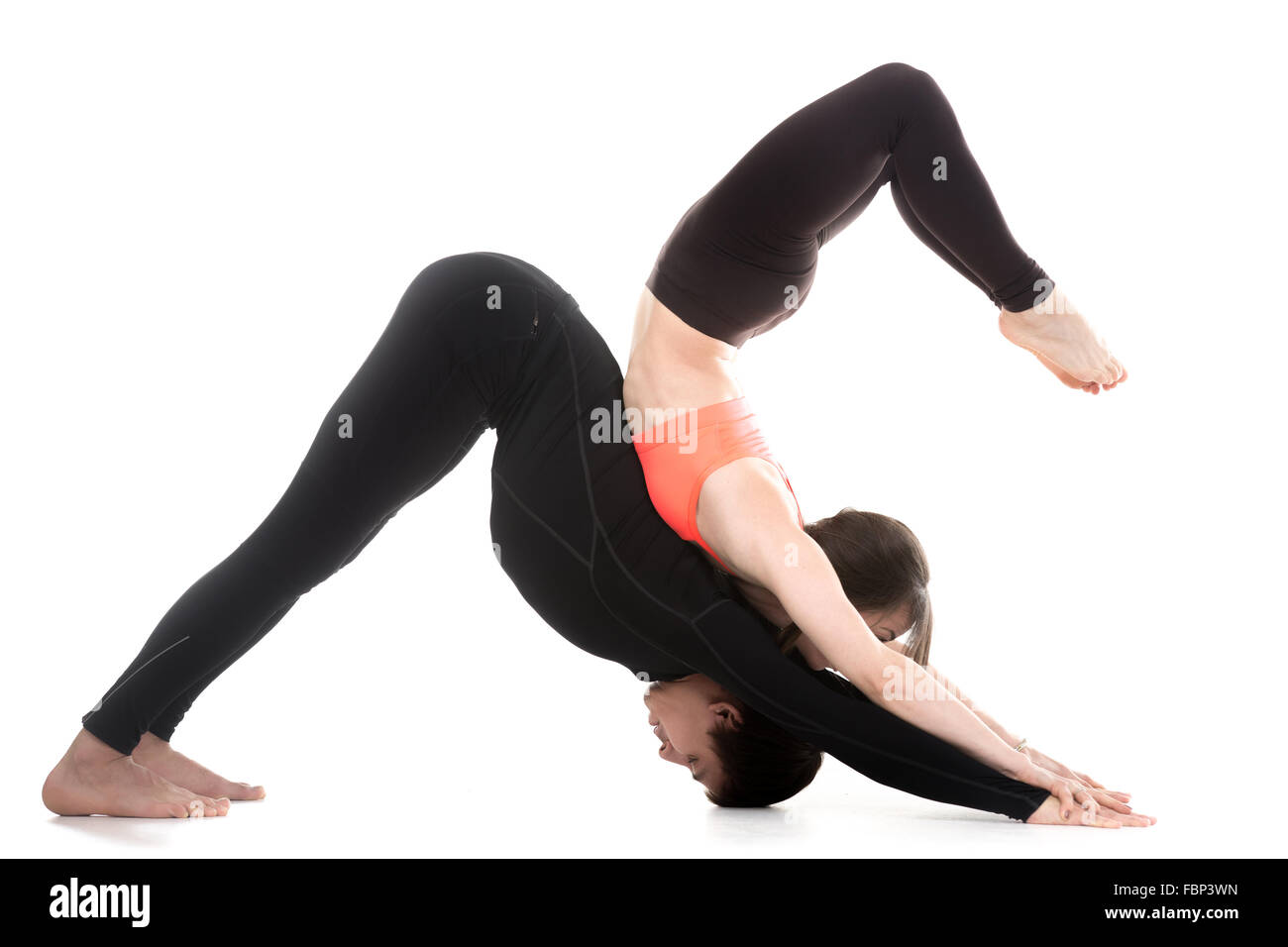 Acro yoga, deux sportifs pratiquer cette discipline en paire, couple doing stretching exercice pour colonne vertébrale, Scorpion et orientés vers le bas Banque D'Images