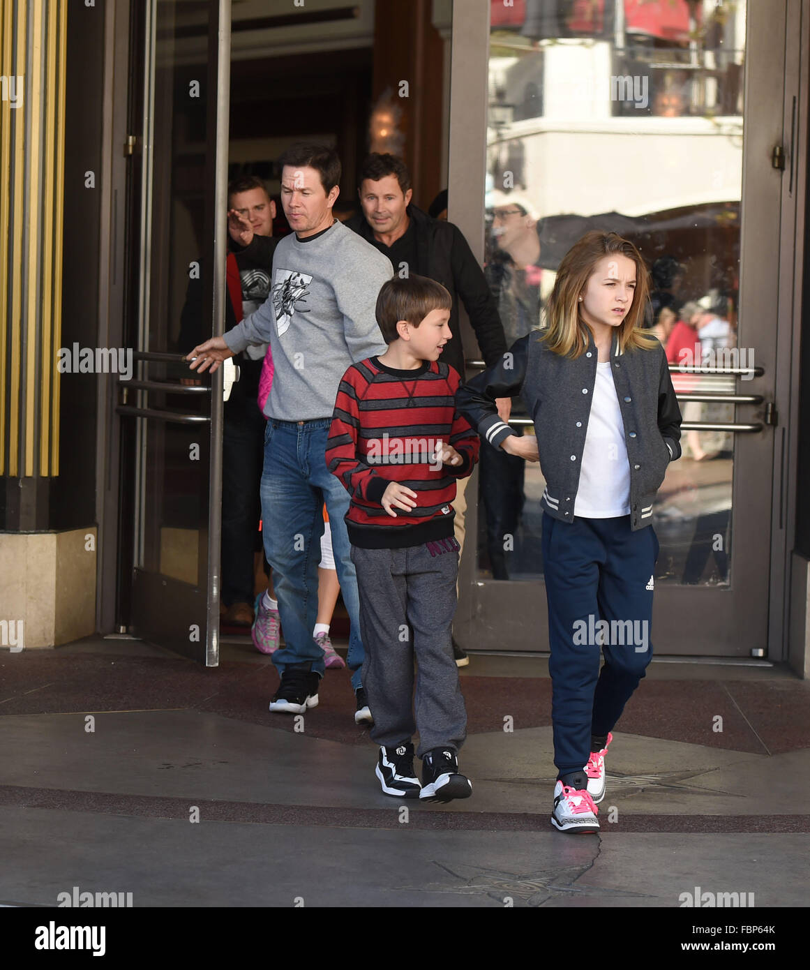 Mark Wahlberg prend ses deux enfants, Michael et Ella Rae Wahlberg, à une animation du Grove avec : Mark Wahlberg, Michael Wahlberg, Ella Rae Wahlberg Où : Los Angeles, California, United States Quand : 18 déc 2015 Banque D'Images