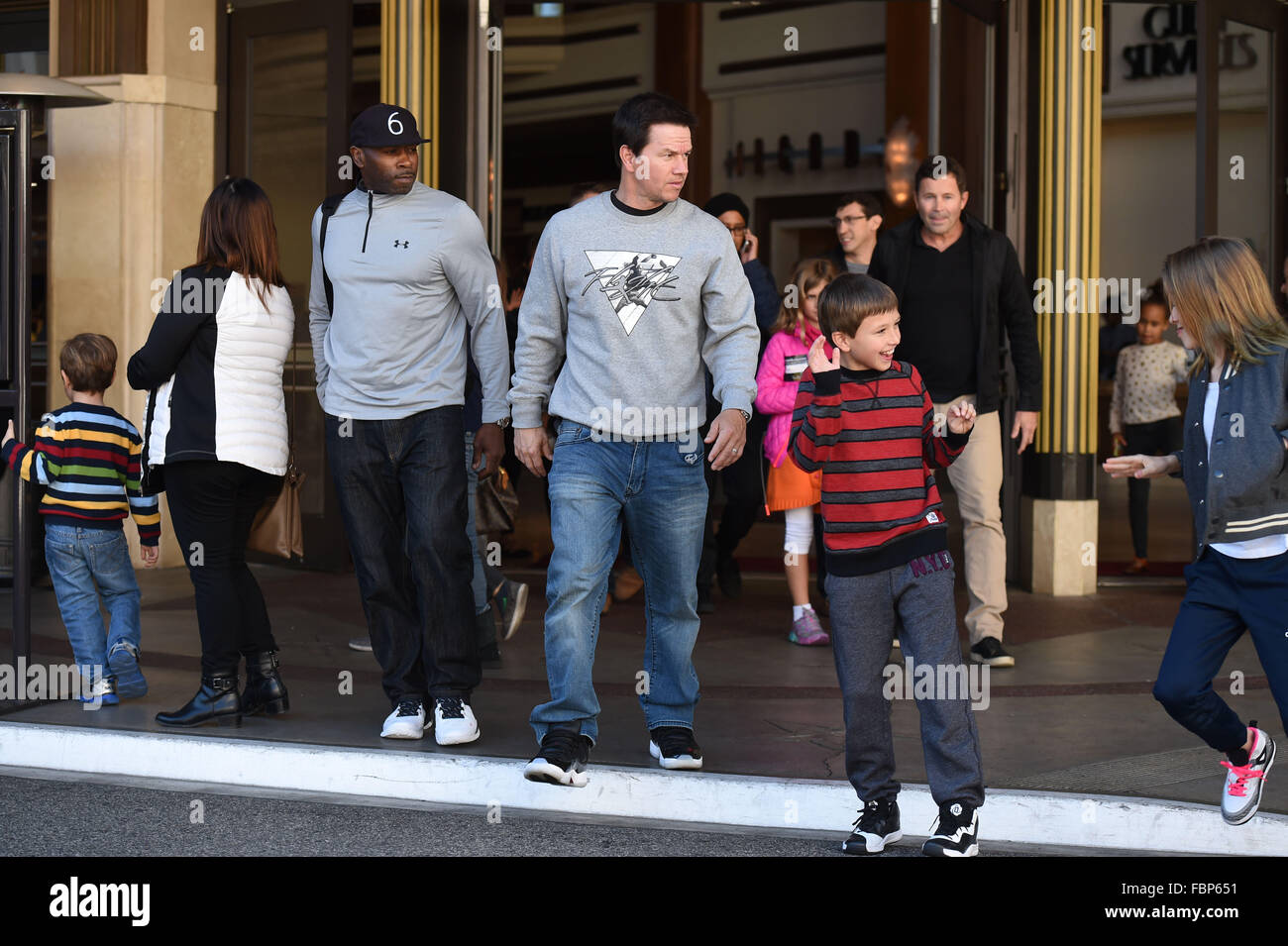 Mark Wahlberg prend ses deux enfants, Michael et Ella Rae Wahlberg, à une animation du Grove avec : Mark Wahlberg, Michael Wahlberg, Ella Rae Wahlberg Où : Los Angeles, California, United States Quand : 18 déc 2015 Banque D'Images