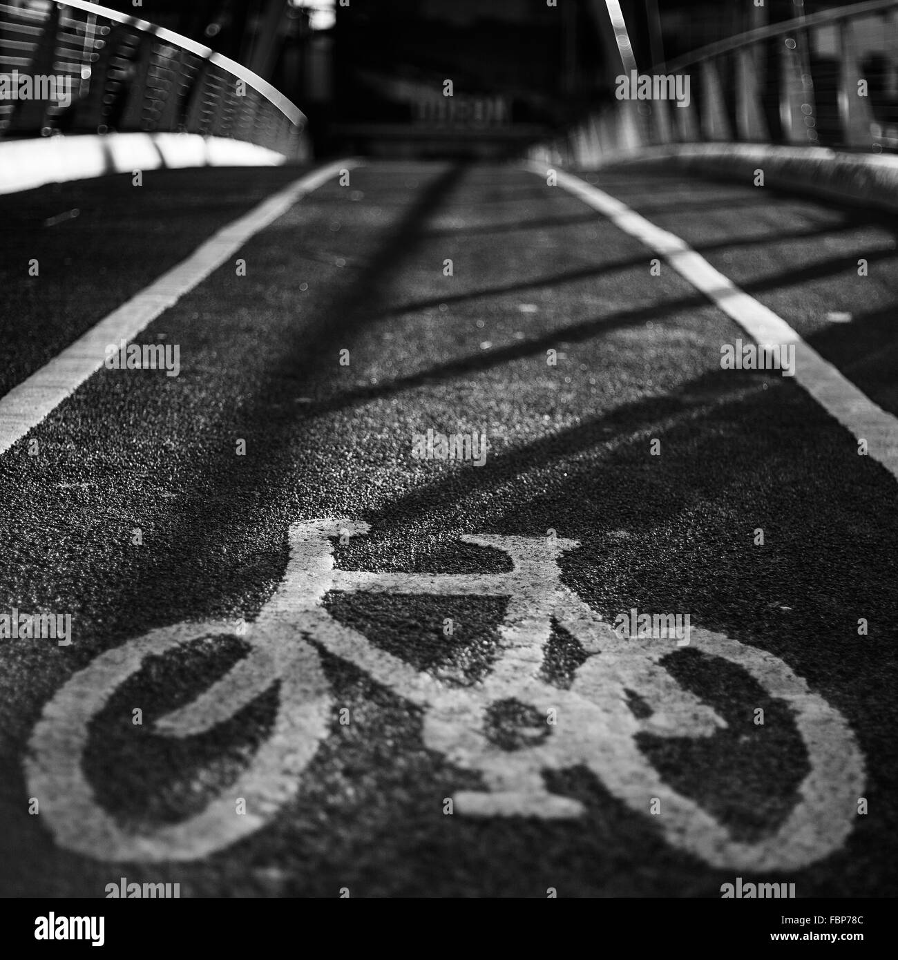 Photographie en noir et blanc d'une piste cyclable, signe sur un pont pied dans la région de Riverside Norwich Banque D'Images