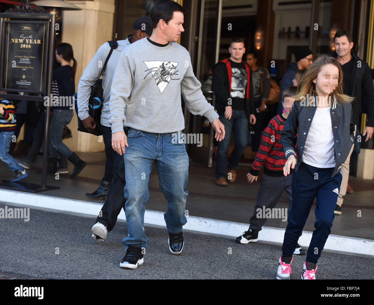 Mark Wahlberg prend ses deux enfants, Michael et Ella Rae Wahlberg, à une animation du Grove avec : Mark Wahlberg, Michael Wahlberg, Ella Rae Wahlberg Où : Los Angeles, California, United States Quand : 18 déc 2015 Banque D'Images