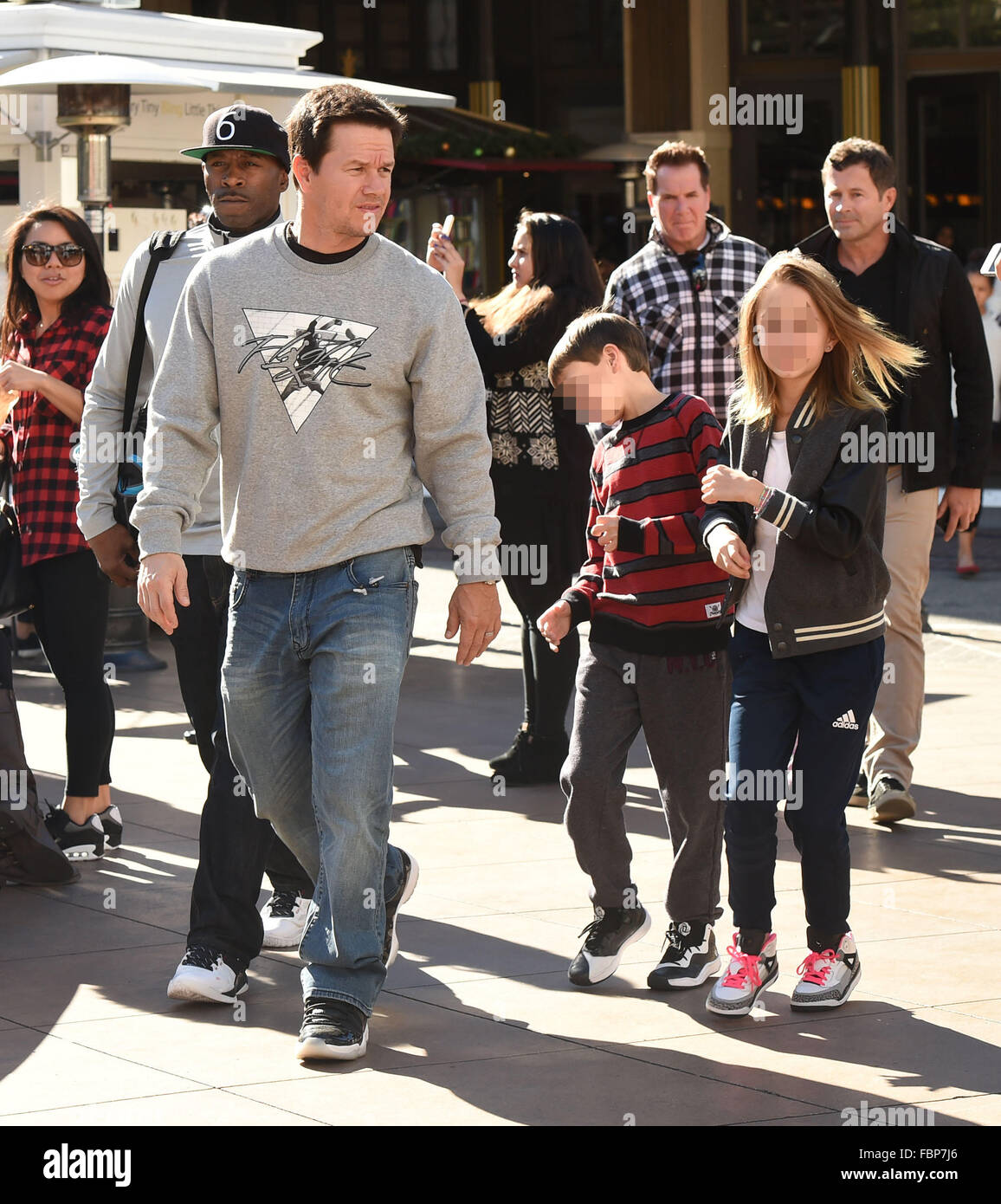 Mark Wahlberg prend ses deux enfants, Michael et Ella Rae Wahlberg, à une animation du Grove avec : Mark Wahlberg, Michael Wahlberg, Ella Rae Wahlberg Où : Los Angeles, California, United States Quand : 18 déc 2015 Banque D'Images