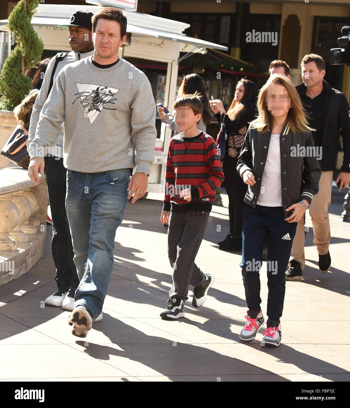 Mark Wahlberg prend ses deux enfants, Michael et Ella Rae Wahlberg, à une animation du Grove avec : Mark Wahlberg, Michael Wahlberg, Ella Rae Wahlberg Où : Los Angeles, California, United States Quand : 18 déc 2015 Banque D'Images