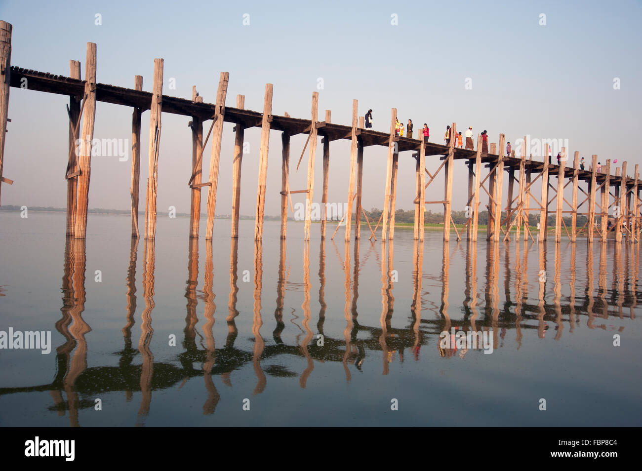 Les personnes qui traversent le pont U Bein dans Amarapura près de Mandalay Myanmar au coucher du soleil Banque D'Images