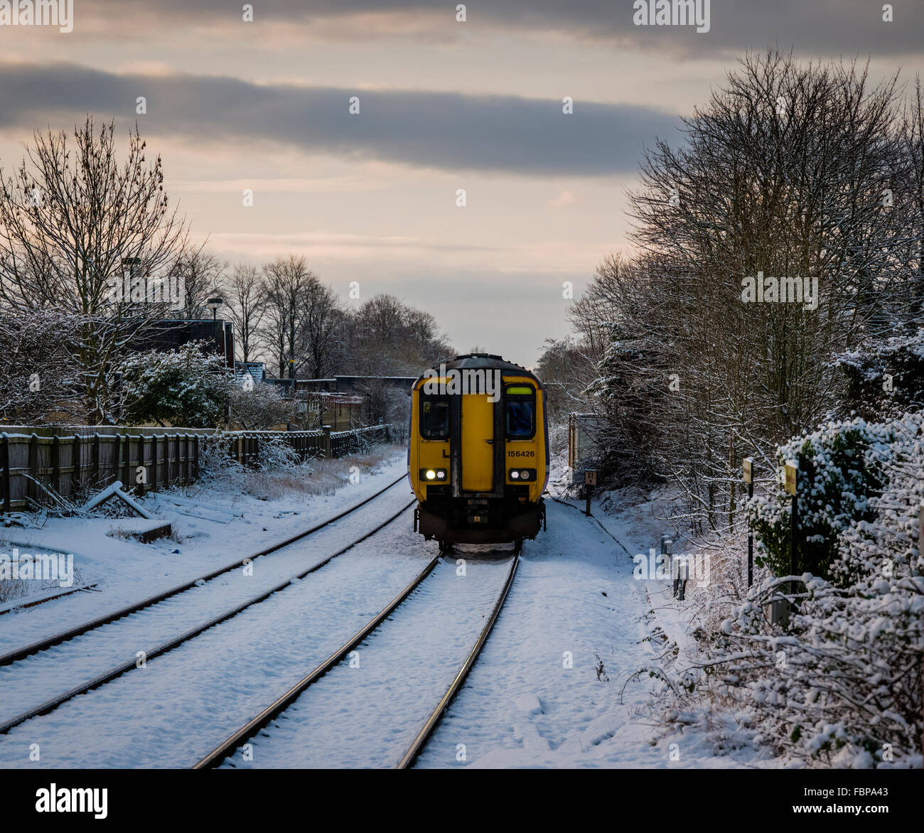 Train à Hellifield arrivant à la gare de Clitheroe Lancashire, Royaume-Uni, Banque D'Images