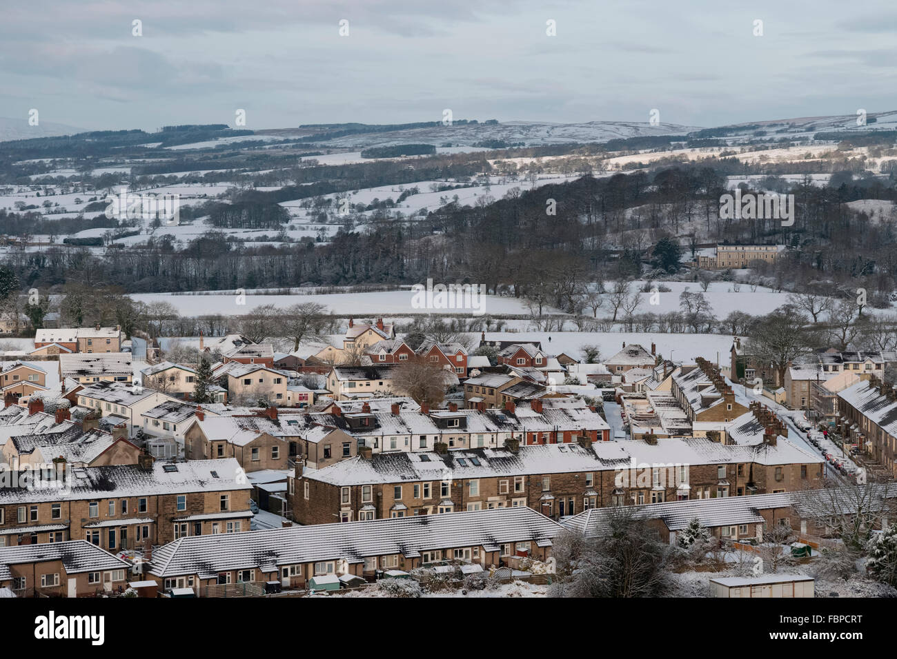 Scène d'hiver avec vue sur Clitheroe, Lancashire, UK Banque D'Images