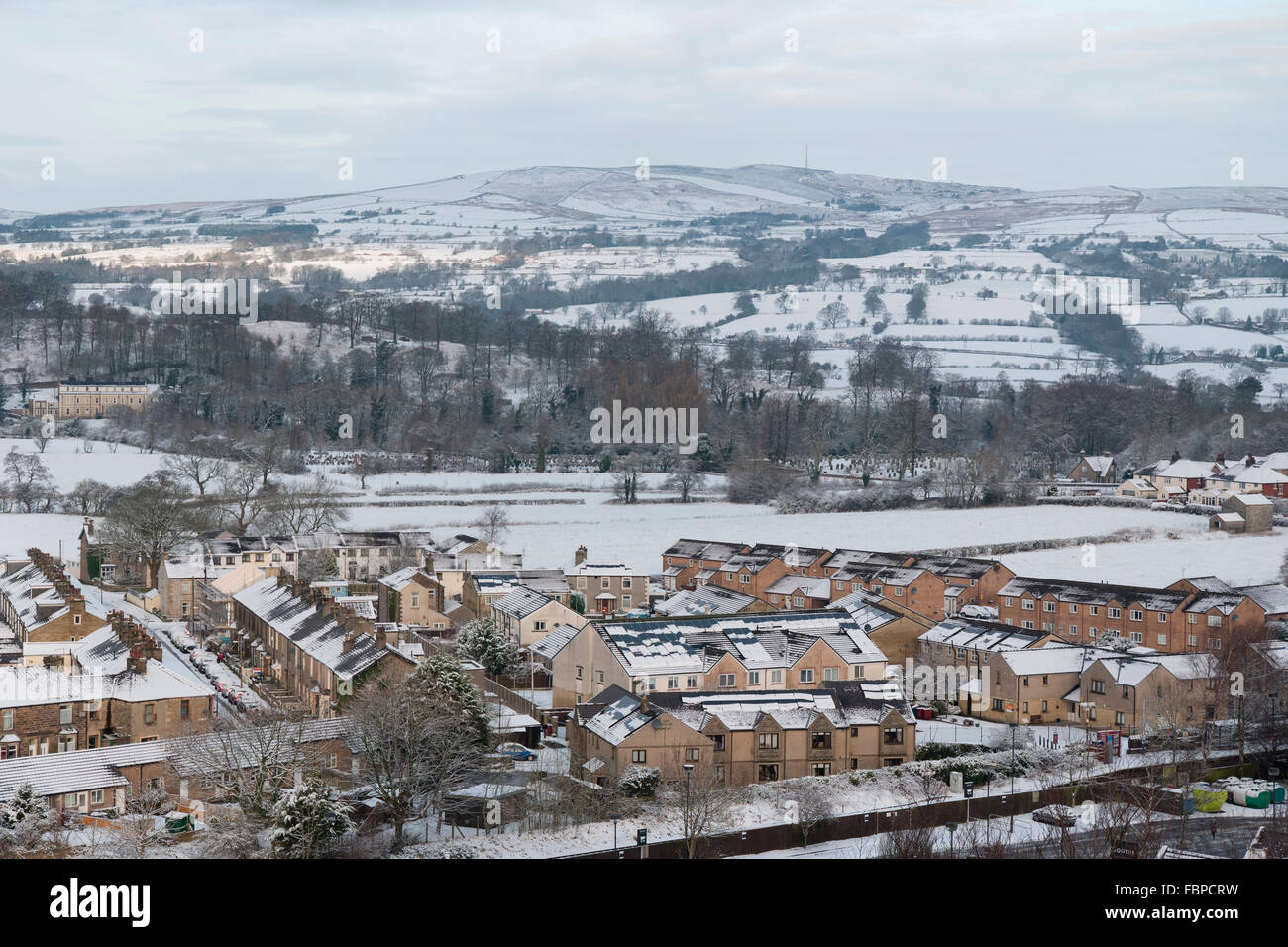 Scène d'hiver avec vue sur Clitheroe, Lancashire, UK Banque D'Images