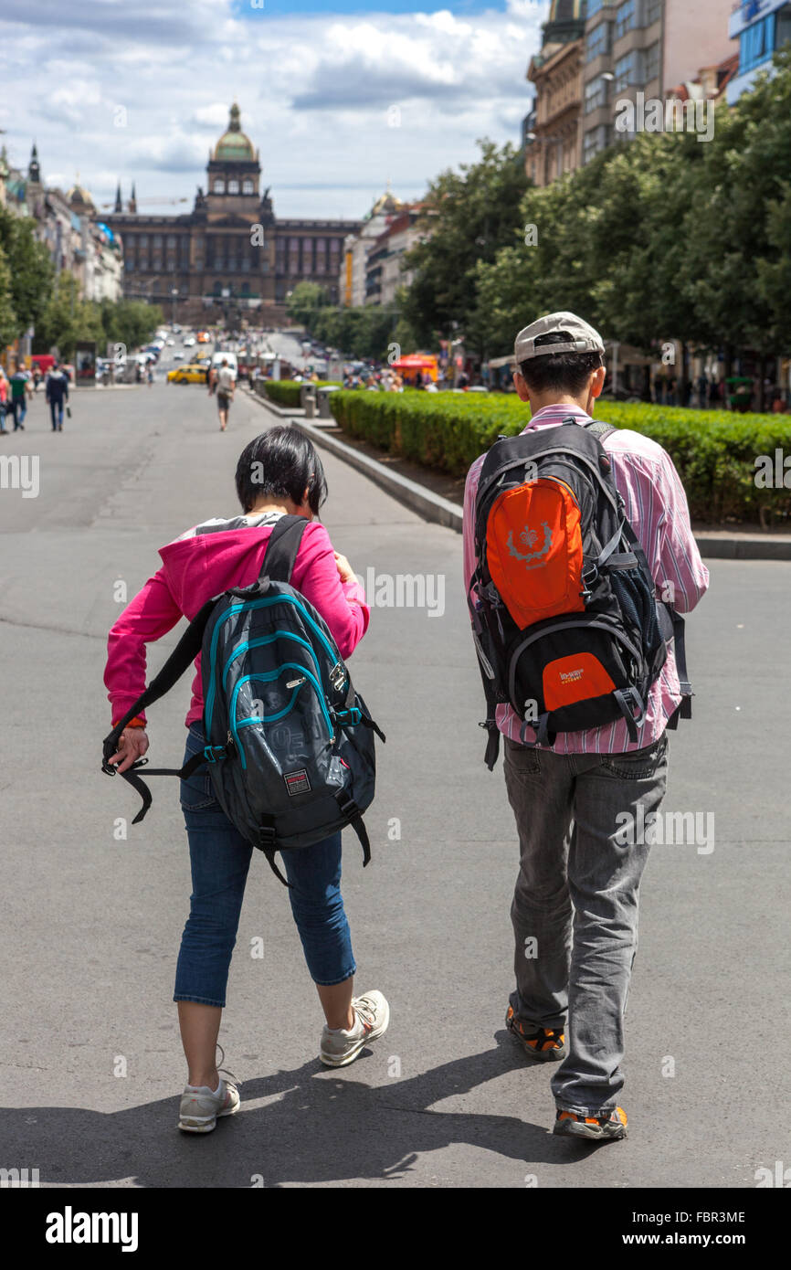 Touristes de Prague, routards asiatiques avec des sacs, place Venceslas Prague Tourisme Vaclavske Namesti Prague routards Europe City Banque D'Images